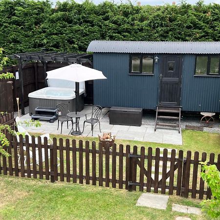 Shepherds Hut With Hot Tub Wells Bagian luar foto