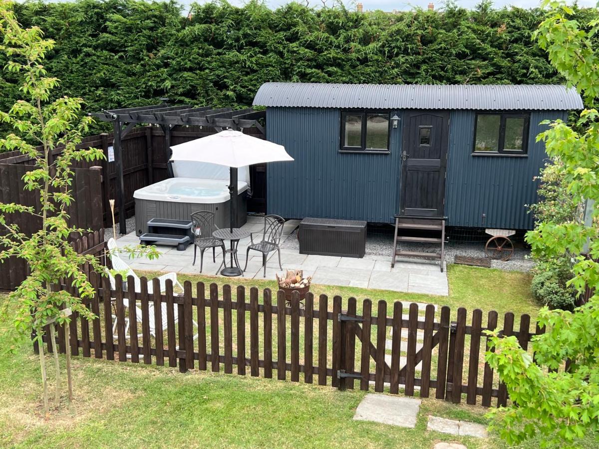 Shepherds Hut With Hot Tub Wells Bagian luar foto