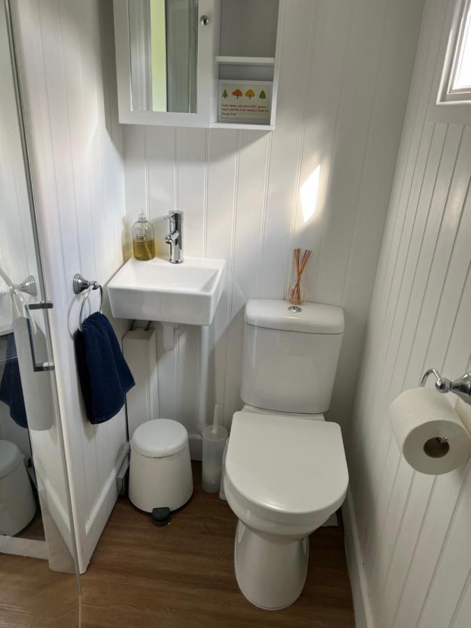 Shepherds Hut With Hot Tub Wells Bagian luar foto