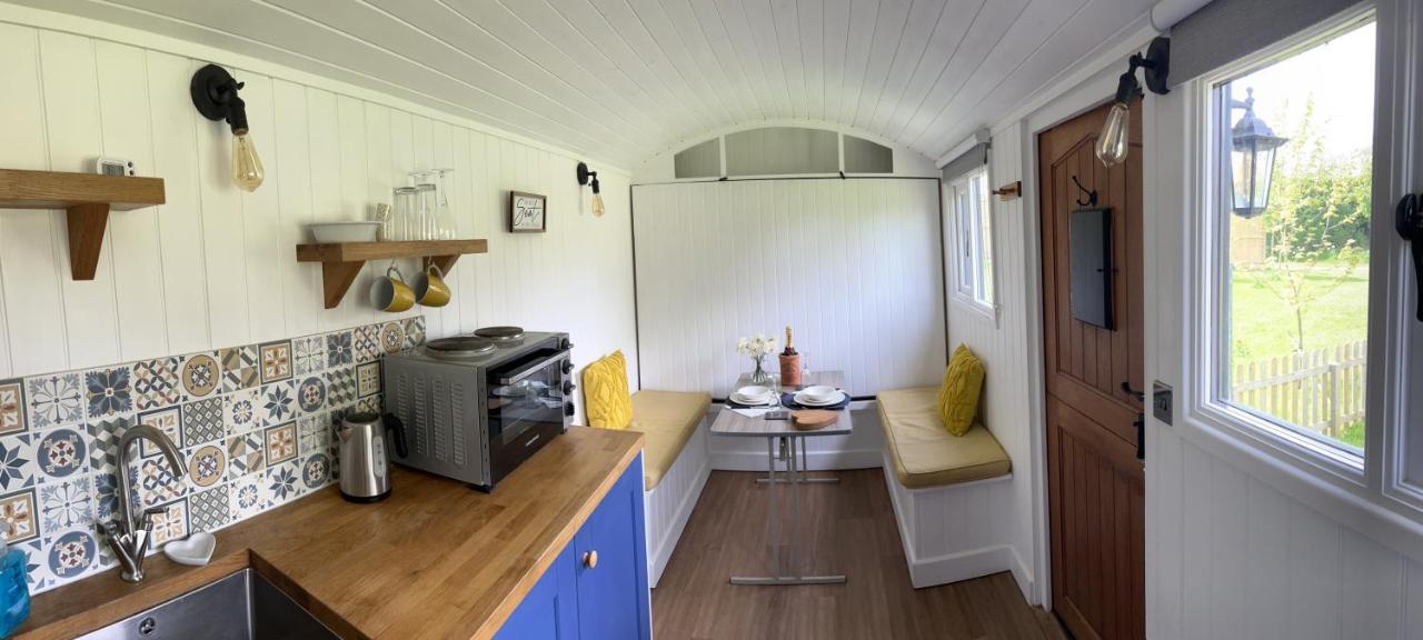 Shepherds Hut With Hot Tub Wells Bagian luar foto